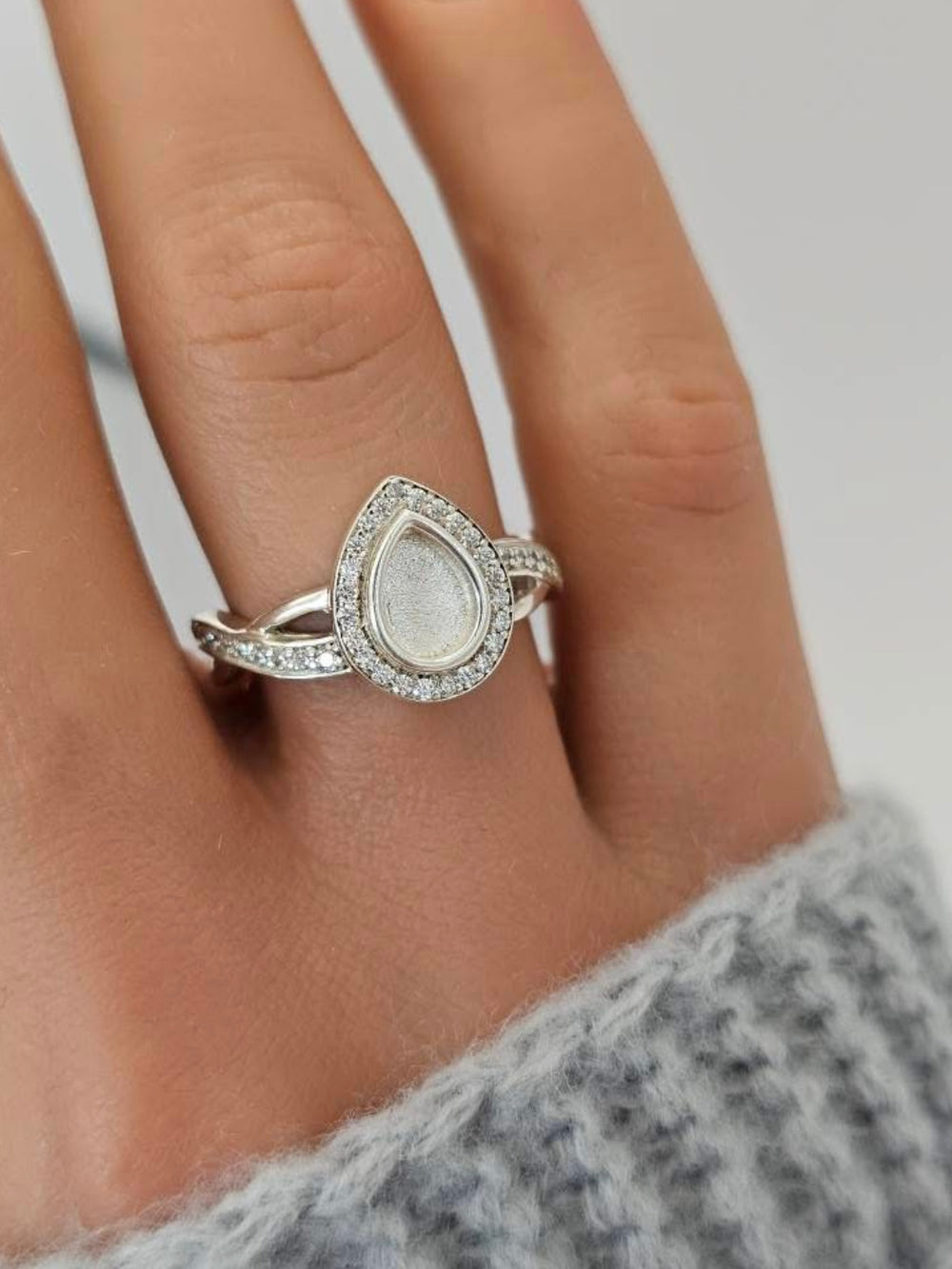 Memorial Criss Cross Oval Ring